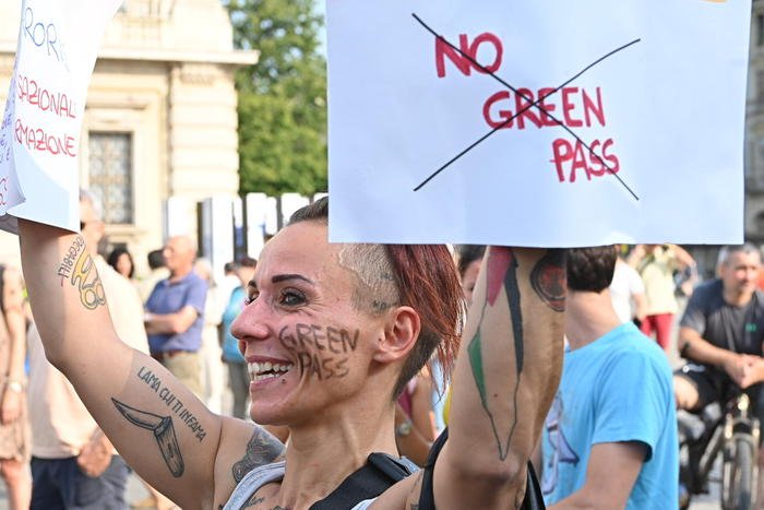 “No al green pass”, in migliaia contro l’obbligo