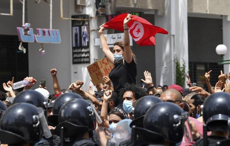Tunisia, President Saied fires the premier